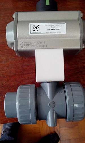 Válvula com atuador pneumático Válvula com atuador pneumático
